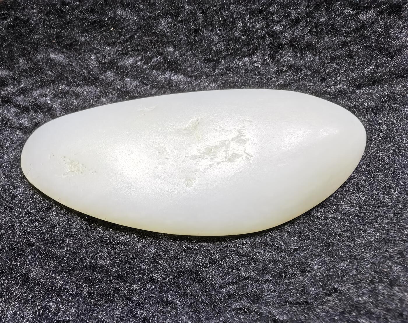 和田籽料一级白手把件 ​玉质温润细腻光滑，手感油润，表皮可见天然毛孔撞击坑，未打孔！