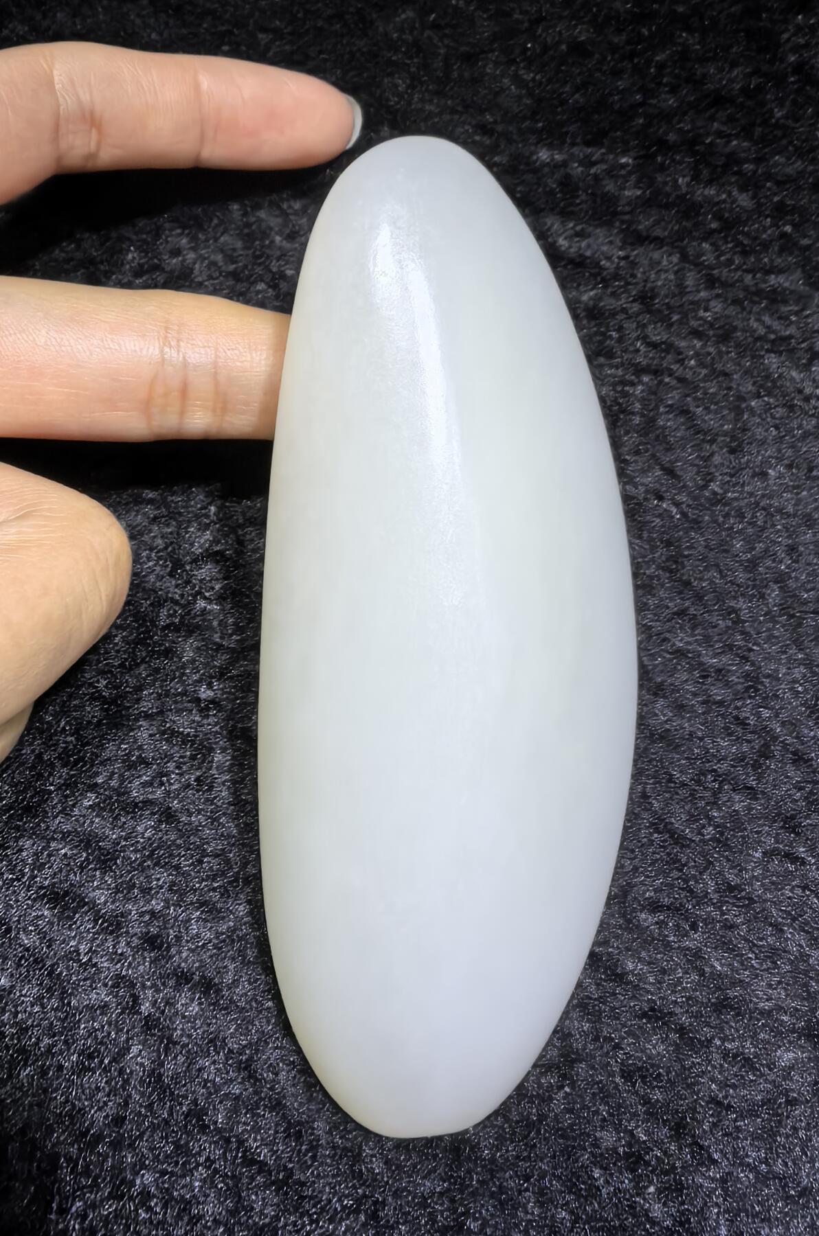 和田籽料一级白手把件 ​玉质温润细腻光滑，手感油润，表皮可见天然毛孔撞击坑，未打孔！