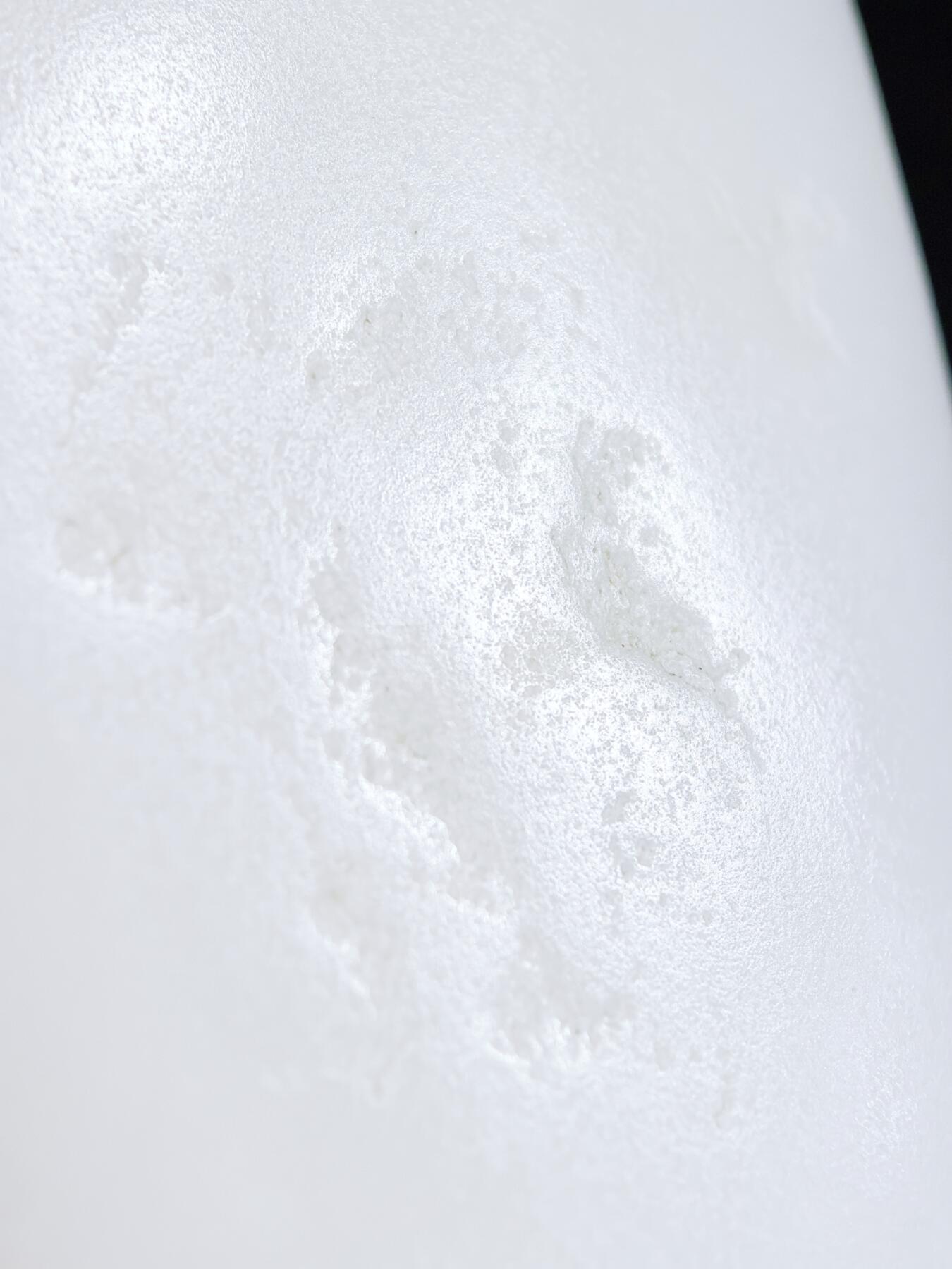 和田籽料一级白手把件 ​玉质温润细腻光滑，手感油润，表皮可见天然毛孔撞击坑，未打孔！