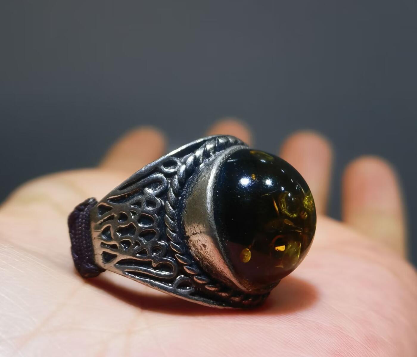 天然矿珀戒指纯银镶嵌复古典雅，指圈内径19！戒面尺寸：1.5cm！