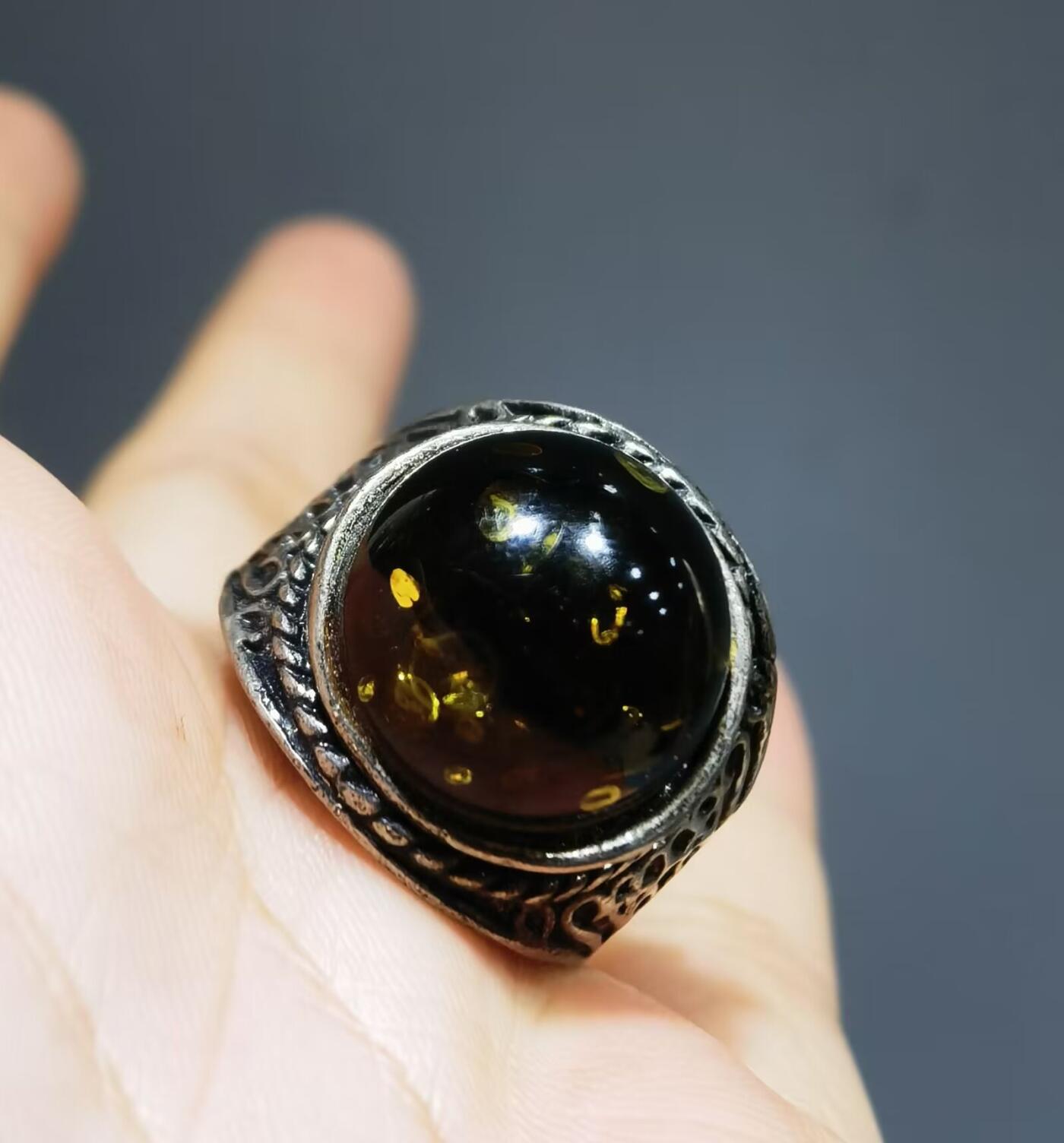 天然矿珀戒指纯银镶嵌复古典雅，指圈内径19！戒面尺寸：1.5cm！