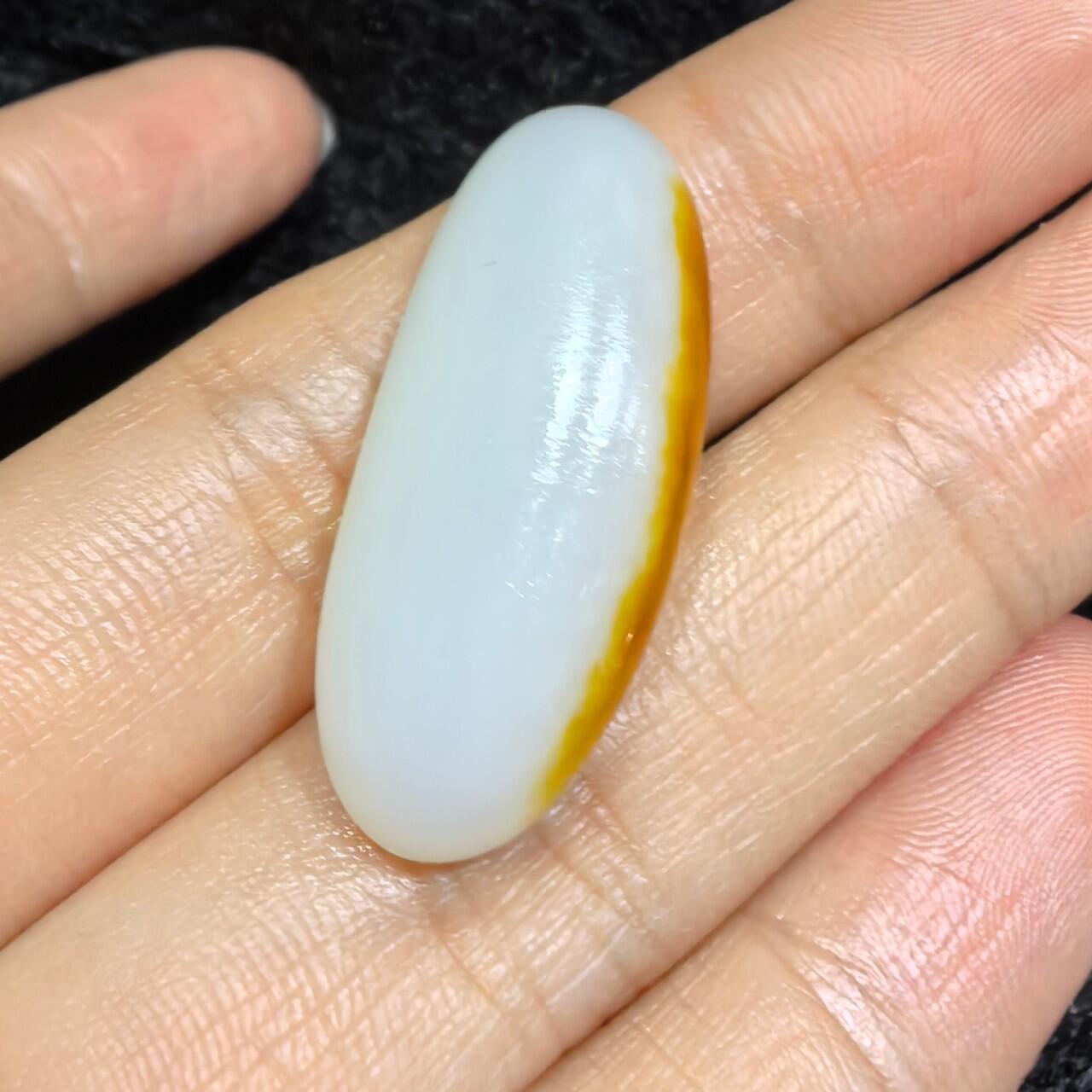 和田籽料撒金皮羊脂白玉吊坠挂件，玉质油润细腻打灯无结构，未打孔可代镶，表皮可见天然毛孔！尺寸:2.9*1.2*0.8cm   克重:5.7g ​