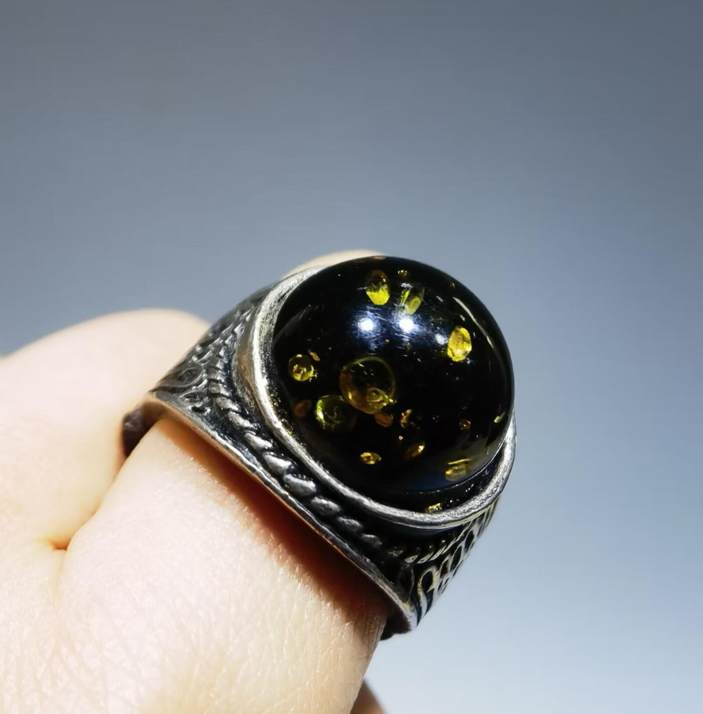 天然矿珀戒指纯银镶嵌复古典雅，指圈内径19！戒面尺寸：1.5cm！