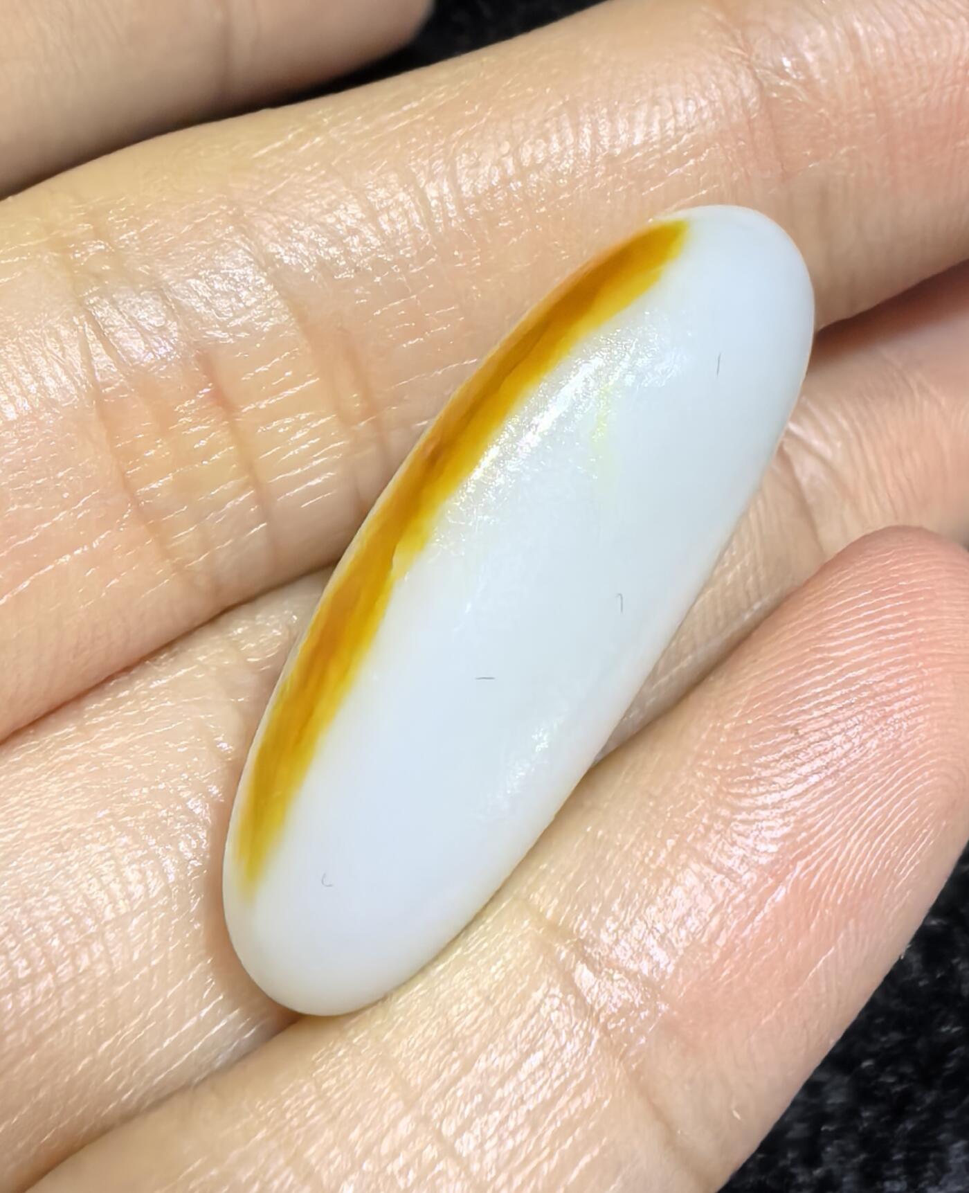 和田籽料撒金皮羊脂白玉吊坠挂件，玉质油润细腻打灯无结构，未打孔可代镶，表皮可见天然毛孔！尺寸:2.9*1.2*0.8cm   克重:5.7g ​