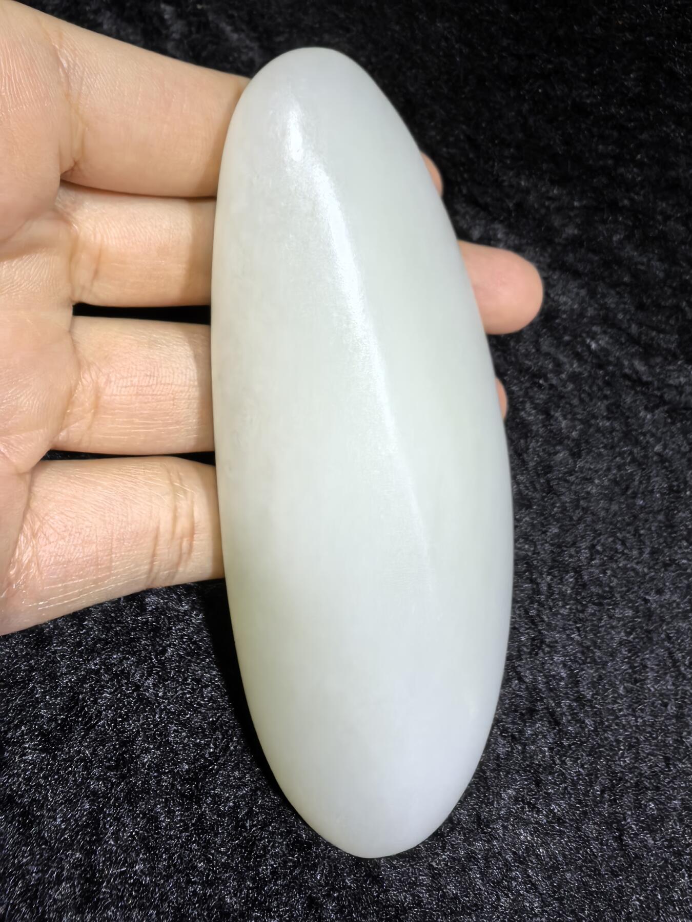 和田籽料一级白手把件 ​玉质温润细腻光滑，手感油润，表皮可见天然毛孔撞击坑，未打孔！