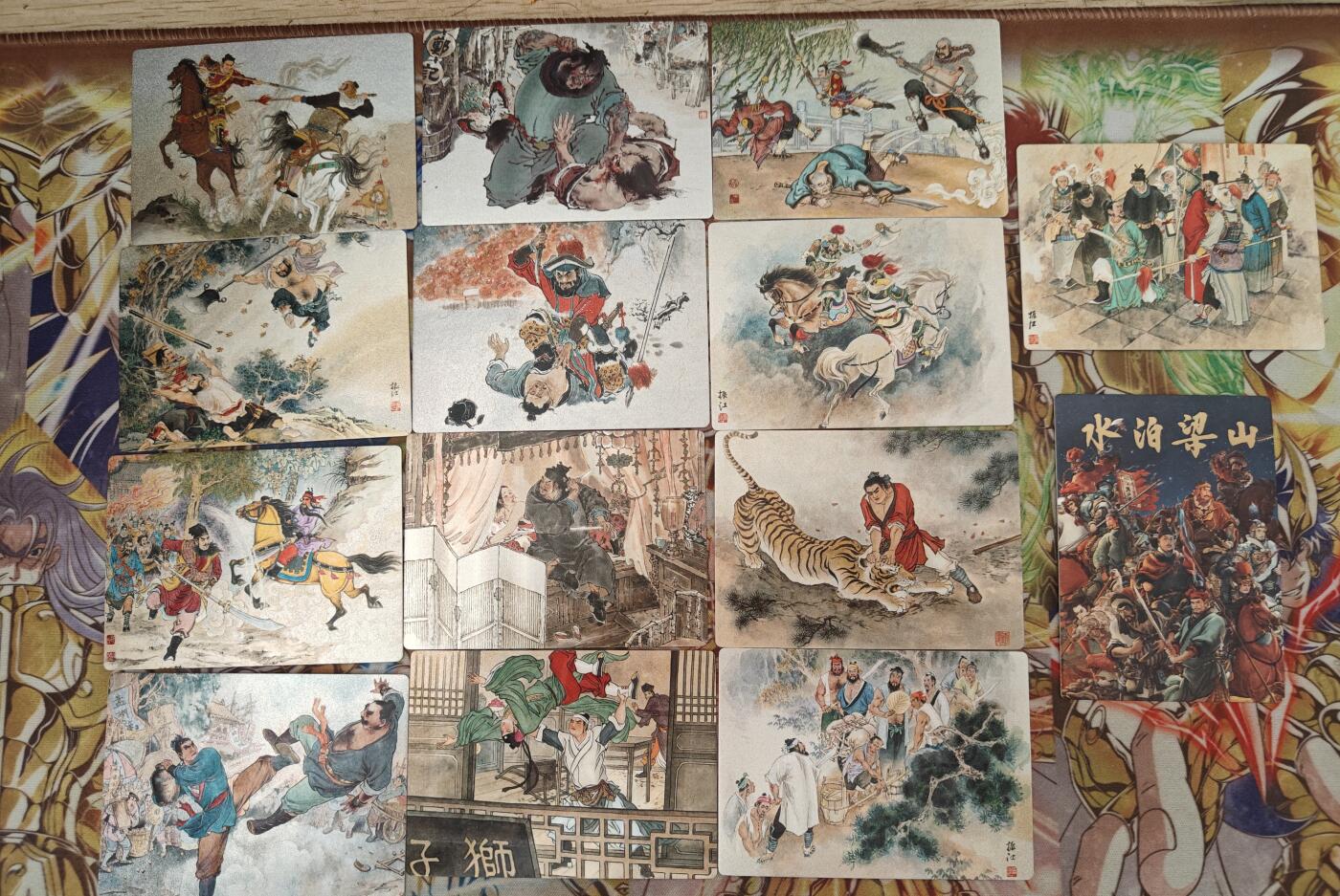 天玑星卡拍第五十四期《呼神唤卫 石墩出动》周一预展结束周四截拍 持续收拍中 满赠三娘需备注 九轩文化 水浒剧情卡13普卡+1卡头