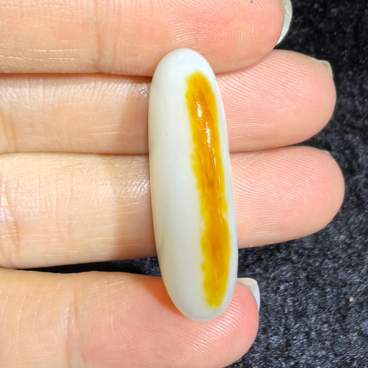 和田籽料撒金皮羊脂白玉吊坠挂件，玉质油润细腻打灯无结构，未打孔可代镶，表皮可见天然毛孔！尺寸:2.9*1.2*0.8cm   克重:5.7g ​