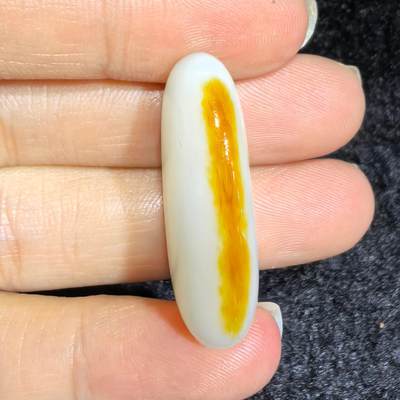 和田籽料撒金皮羊脂白玉吊坠挂件，玉质油润细腻打灯无结构，未打孔可代镶，表皮可见天然毛孔！尺寸:2.9*1.2*0.8cm   克重:5.7g ​ 和田籽料撒金皮羊脂白玉吊坠挂件，玉质油润细腻打灯无结构，未打孔可代镶，表皮可见天然毛孔！尺寸:2.9*1.2*0.8cm   克重:5.7g ​