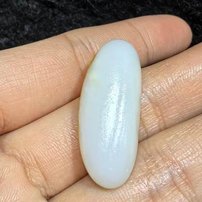 和田籽料撒金皮羊脂白玉吊坠挂件，玉质油润细腻打灯无结构，未打孔可代镶，表皮可见天然毛孔！尺寸:2.9*1.2*0.8cm   克重:5.7g ​ 和田籽料撒金皮羊脂白玉吊坠挂件，玉质油润细腻打灯无结构，未打孔可代镶，表皮可见天然毛孔！尺寸:2.9*1.2*0.8cm   克重:5.7g ​