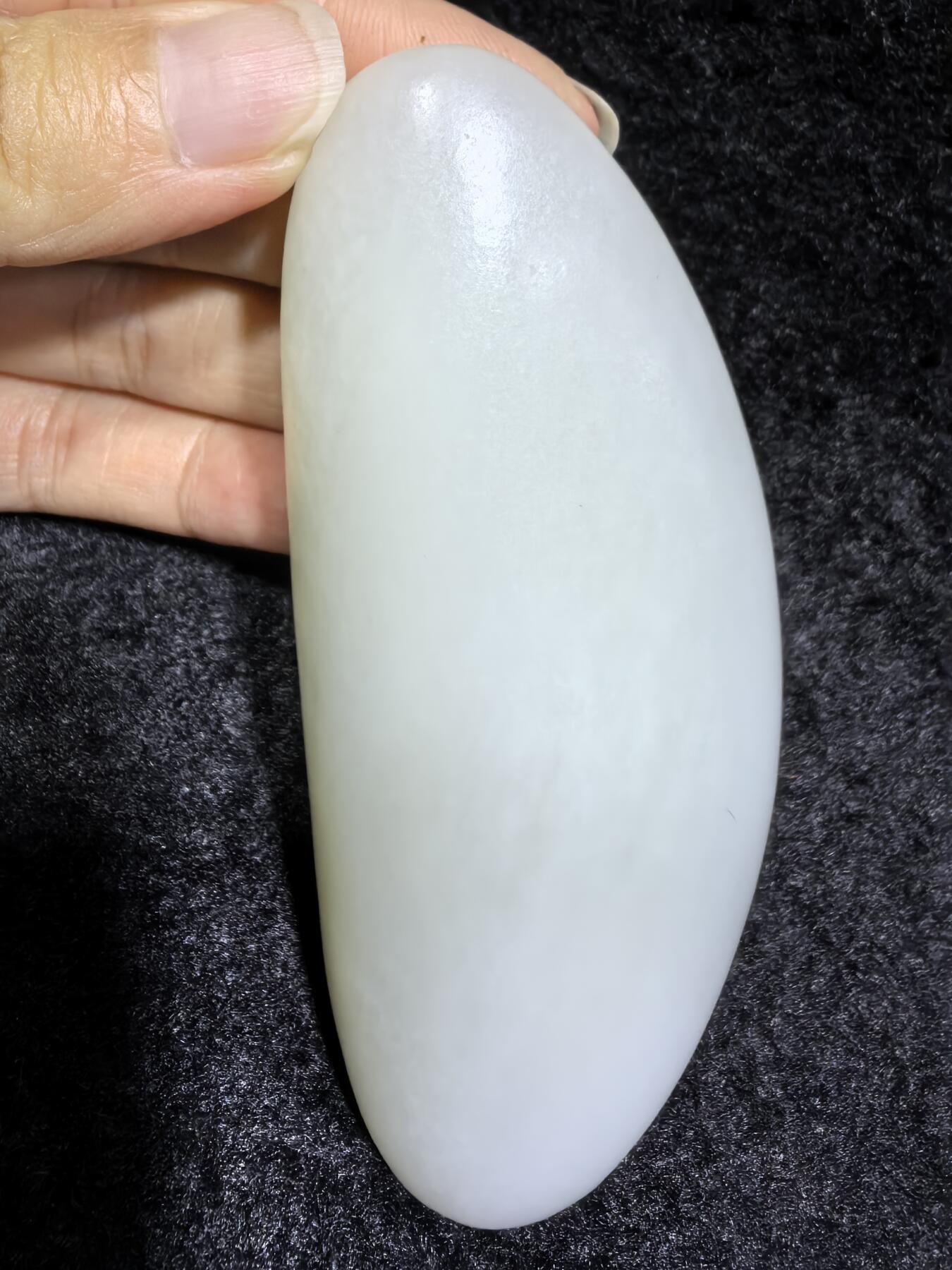 和田籽料一级白手把件 ​玉质温润细腻光滑，手感油润，表皮可见天然毛孔撞击坑，未打孔！