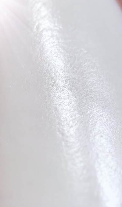 收藏级新疆和田籽料原皮原籽无修羊脂白玉吊坠挂件，好玉不琢未打孔。玉质温润细腻有光泽，打灯无结构！实物实拍无滤镜！ ​尺寸:5.3cm*2.6cm*1.4cm ​克重:30.8g 收藏级新疆和田籽料原皮原籽无修羊脂白玉吊坠挂件，好玉不琢未打孔。玉质温润细腻有光泽，打灯无结构！实物实拍无滤镜！ ​尺寸:5.3cm*2.6cm*1.4cm ​克重:30.8g