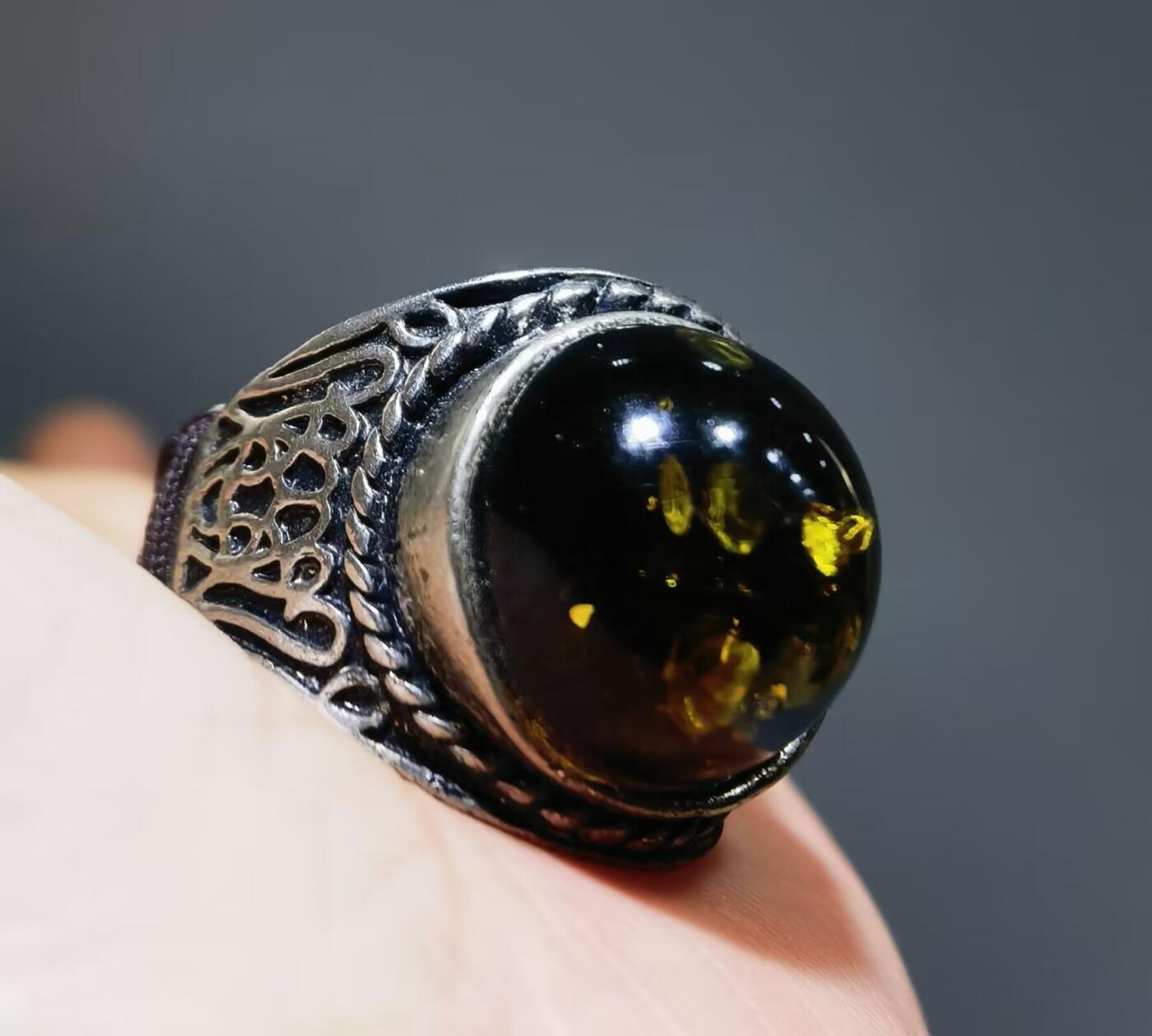 天然矿珀戒指纯银镶嵌复古典雅，指圈内径19！戒面尺寸：1.5cm！