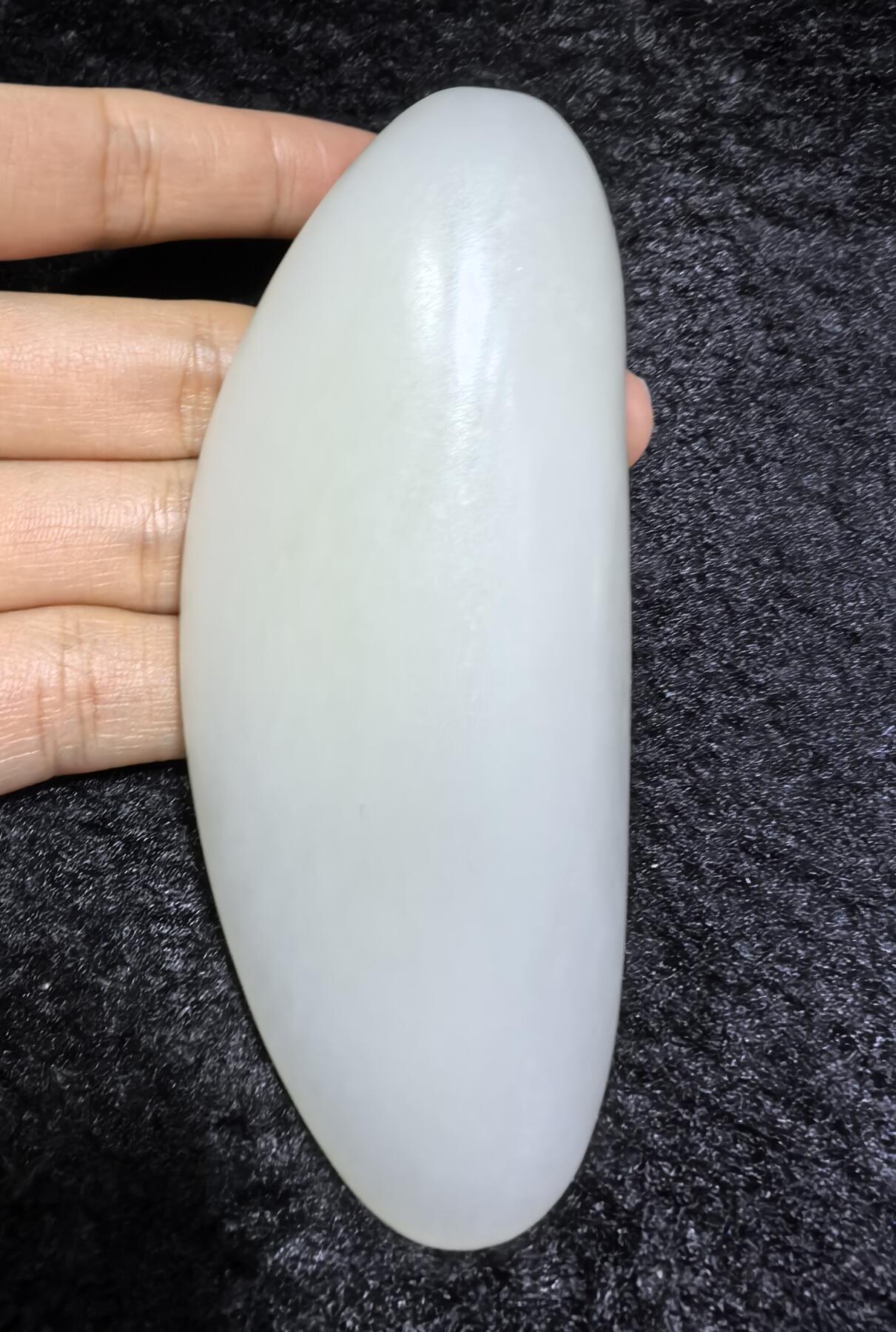 和田籽料一级白手把件 ​玉质温润细腻光滑，手感油润，表皮可见天然毛孔撞击坑，未打孔！