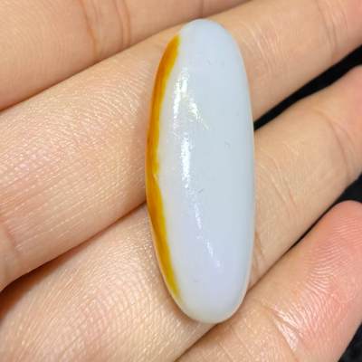 和田籽料撒金皮羊脂白玉吊坠挂件，玉质油润细腻打灯无结构，未打孔可代镶，表皮可见天然毛孔！尺寸:2.9*1.2*0.8cm   克重:5.7g ​ 和田籽料撒金皮羊脂白玉吊坠挂件，玉质油润细腻打灯无结构，未打孔可代镶，表皮可见天然毛孔！尺寸:2.9*1.2*0.8cm   克重:5.7g ​