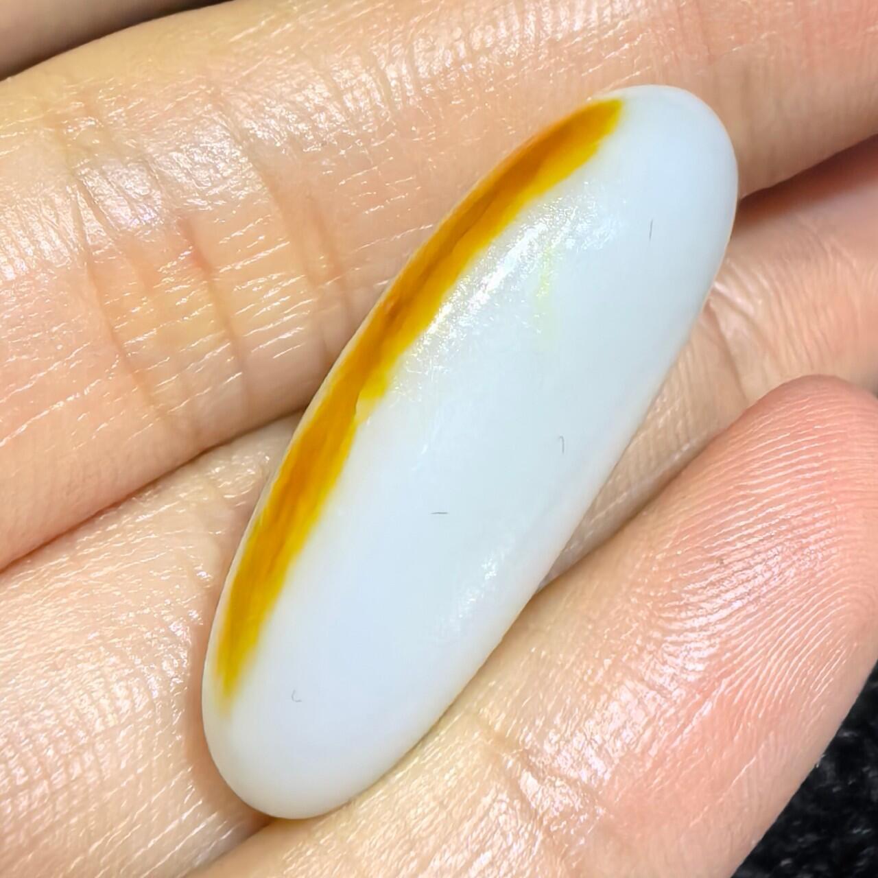 和田籽料撒金皮羊脂白玉吊坠挂件，玉质油润细腻打灯无结构，未打孔可代镶，表皮可见天然毛孔！尺寸:2.9*1.2*0.8cm   克重:5.7g ​