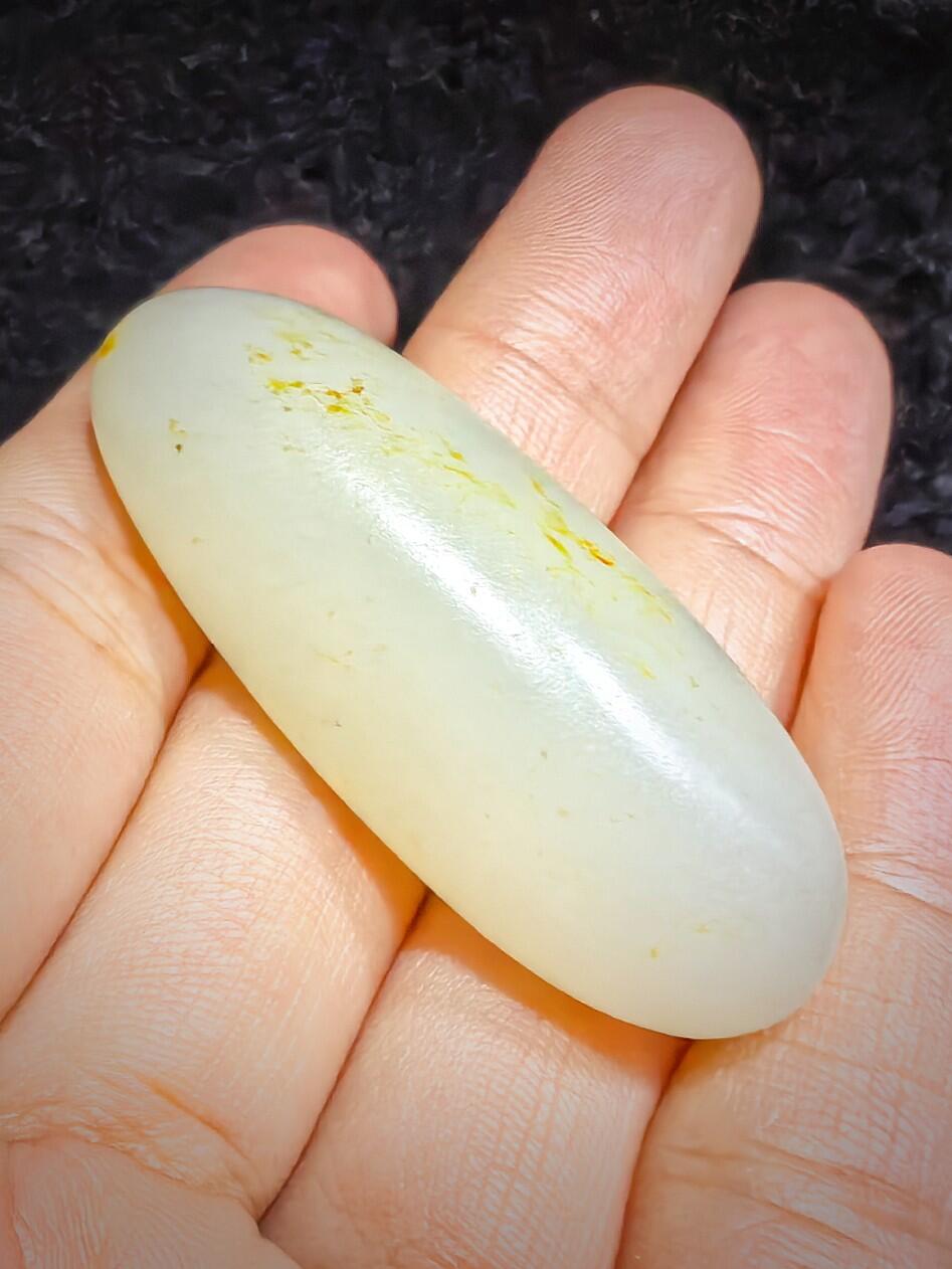 新疆和田籽料撒金皮原籽原皮无修，玉质温润细腻，表皮可见天然毛孔，未打孔可代镶嵌。实物更白！尺寸:4.5cm*1.8cm*1.5cm   克重:20.1g