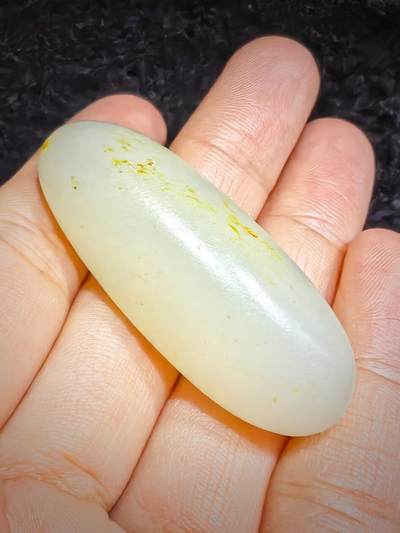 新疆和田籽料撒金皮原籽原皮无修，玉质温润细腻，表皮可见天然毛孔，未打孔可代镶嵌。实物更白！尺寸:4.5cm*1.8cm*1.5cm   克重:20.1g 新疆和田籽料撒金皮原籽原皮无修，玉质温润细腻，表皮可见天然毛孔，未打孔可代镶嵌。实物更白！尺寸:4.5cm*1.8cm*1.5cm   克重:20.1g