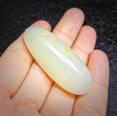 新疆和田籽料撒金皮原籽原皮无修，玉质温润细腻，表皮可见天然毛孔，未打孔可代镶嵌。实物更白！尺寸:4.5cm*1.8cm*1.5cm   克重:20.1g 新疆和田籽料撒金皮原籽原皮无修，玉质温润细腻，表皮可见天然毛孔，未打孔可代镶嵌。实物更白！尺寸:4.5cm*1.8cm*1.5cm   克重:20.1g