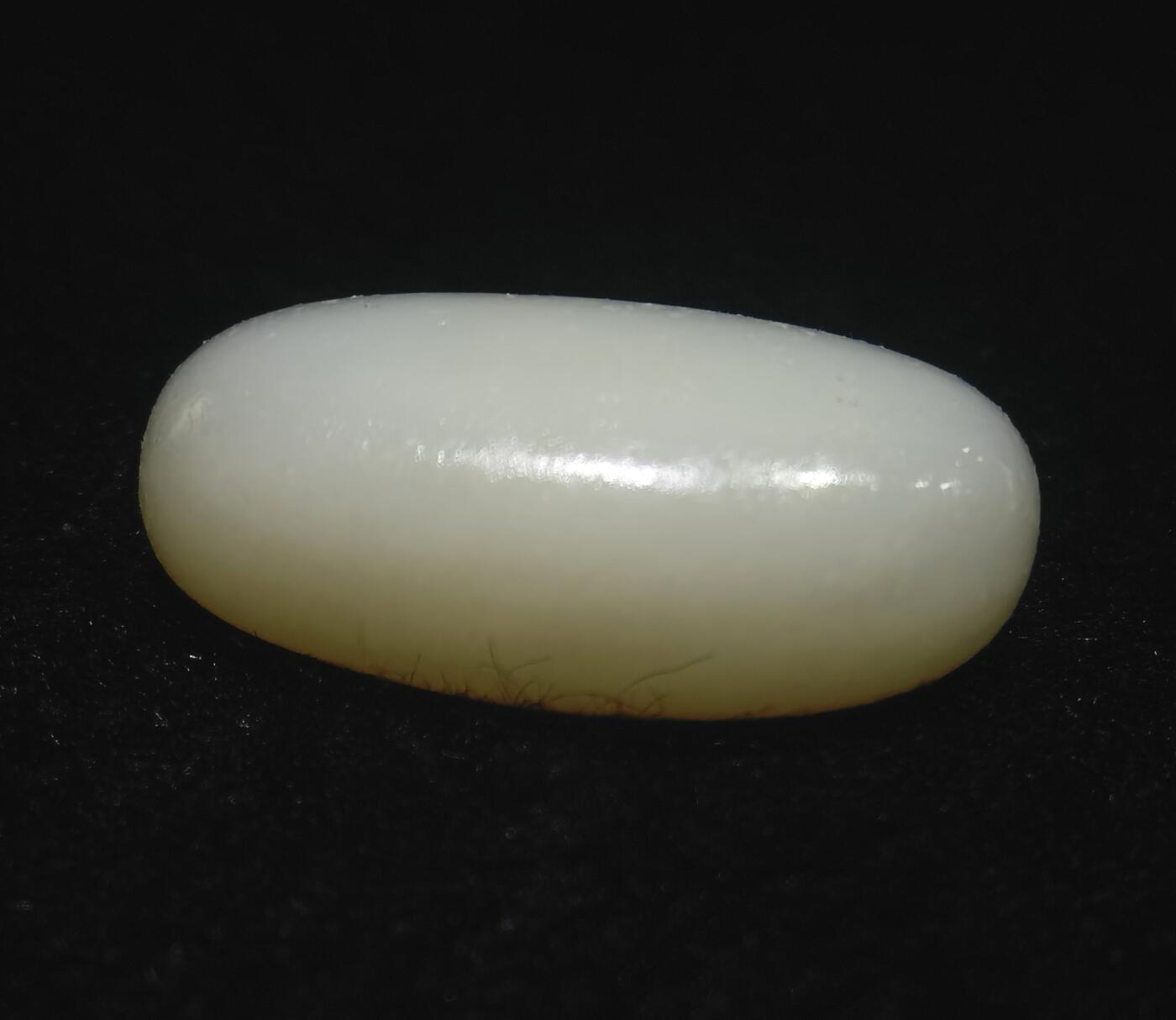 新疆和田羊脂白玉吊坠挂件，玉质油润细腻脂粉十足，无修原籽原皮，料子通体表面可见天然毛孔。克万，好玉不琢未打孔！可代镶嵌！尺寸:3.5cm*2.0cm*1.3cm.    克重:16.8g