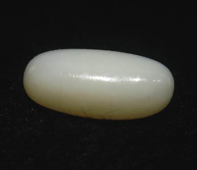 新疆和田羊脂白玉吊坠挂件，玉质油润细腻脂粉十足，无修原籽原皮，料子通体表面可见天然毛孔。克万，好玉不琢未打孔！可代镶嵌！尺寸:3.5cm*2.0cm*1.3cm.    克重:16.8g 新疆和田羊脂白玉吊坠挂件，玉质油润细腻脂粉十足，无修原籽原皮，料子通体表面可见天然毛孔。克万，好玉不琢未打孔！可代镶嵌！尺寸:3.5cm*2.0cm*1.3cm.    克重:16.8g