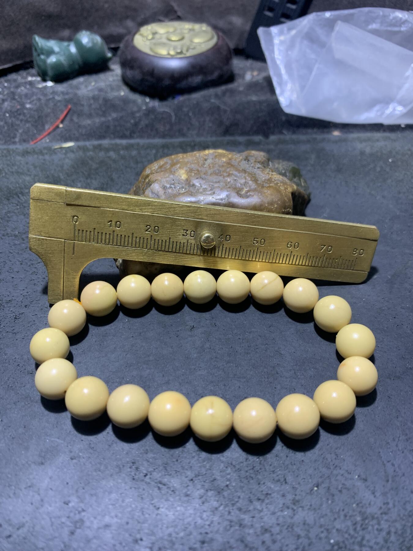 精美金膏玉单圈手串一条，