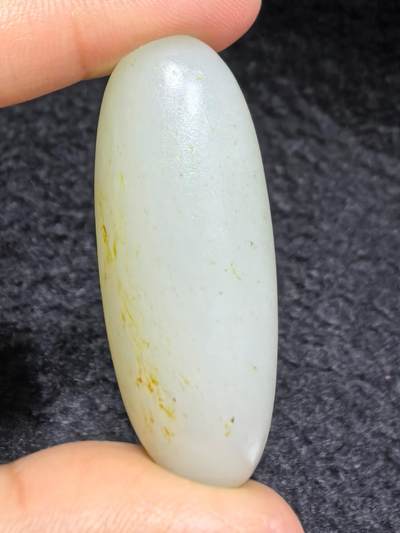 新疆和田籽料撒金皮原籽原皮无修，玉质温润细腻，表皮可见天然毛孔，未打孔可代镶嵌。实物更白！尺寸:4.5cm*1.8cm*1.5cm   克重:20.1g 新疆和田籽料撒金皮原籽原皮无修，玉质温润细腻，表皮可见天然毛孔，未打孔可代镶嵌。实物更白！尺寸:4.5cm*1.8cm*1.5cm   克重:20.1g