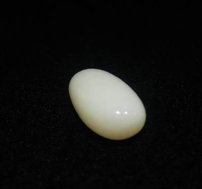 新疆和田羊脂白玉吊坠挂件，玉质油润细腻脂粉十足，无修原籽原皮，料子通体表面可见天然毛孔。克万，好玉不琢未打孔！可代镶嵌！尺寸:3.5cm*2.0cm*1.3cm.    克重:16.8g 新疆和田羊脂白玉吊坠挂件，玉质油润细腻脂粉十足，无修原籽原皮，料子通体表面可见天然毛孔。克万，好玉不琢未打孔！可代镶嵌！尺寸:3.5cm*2.0cm*1.3cm.    克重:16.8g