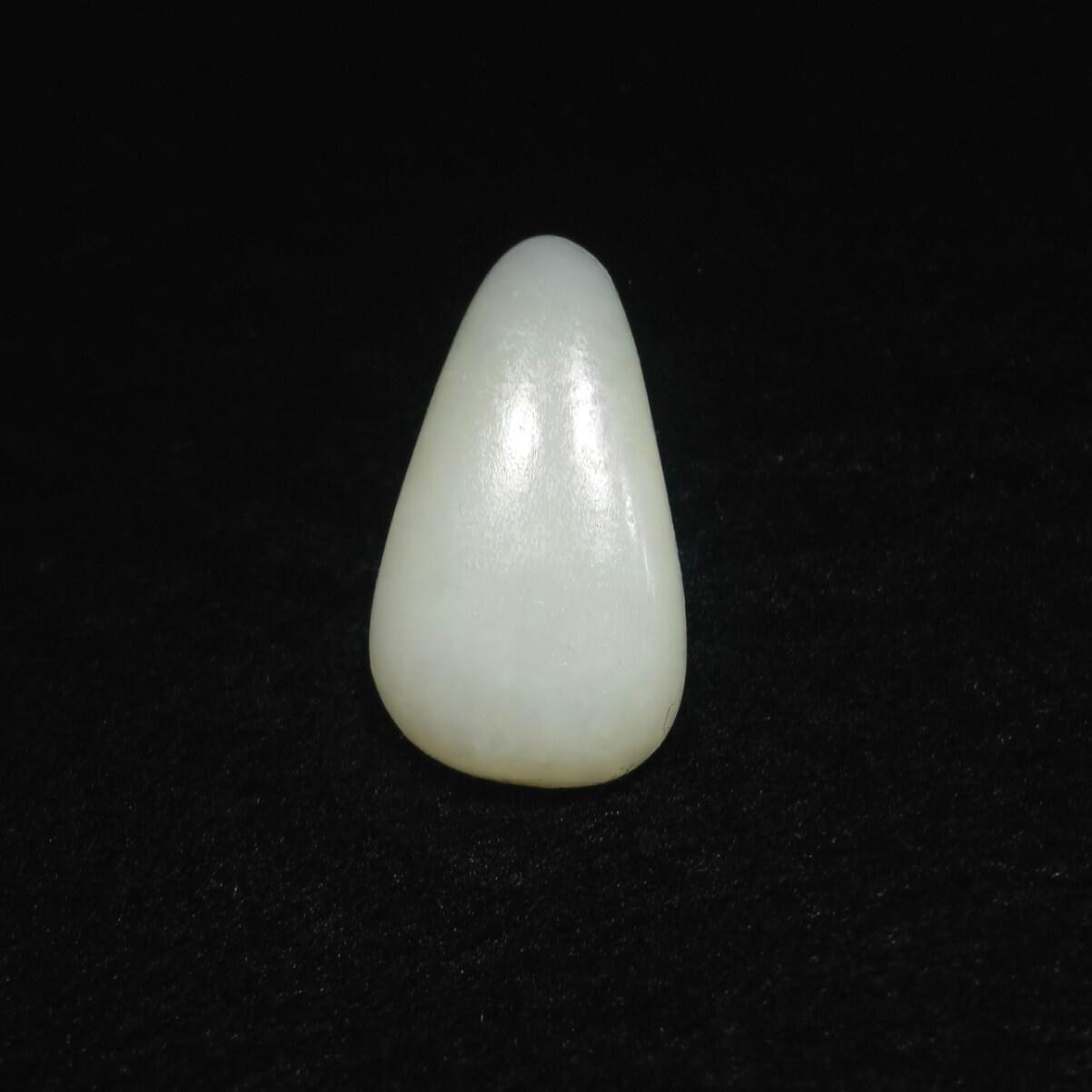 收藏级新疆和田籽料脂白级原籽原皮无修，真正的无修籽料倍镜下表皮通体可见天然毛孔，克价过万，非市面普货，脂粉十足，料子温润细腻光滑，打灯无结构，好玉不琢，未打孔，可代镶嵌！ ​尺寸:4.5cm*2.4cm*1.2cm ​克重:21.5g