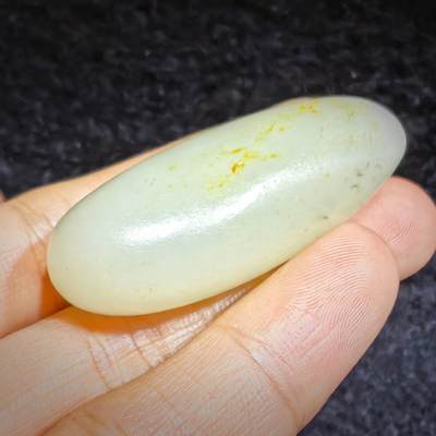 新疆和田籽料撒金皮原籽原皮无修，玉质温润细腻，表皮可见天然毛孔，未打孔可代镶嵌。实物更白！尺寸:4.5cm*1.8cm*1.5cm   克重:20.1g 新疆和田籽料撒金皮原籽原皮无修，玉质温润细腻，表皮可见天然毛孔，未打孔可代镶嵌。实物更白！尺寸:4.5cm*1.8cm*1.5cm   克重:20.1g