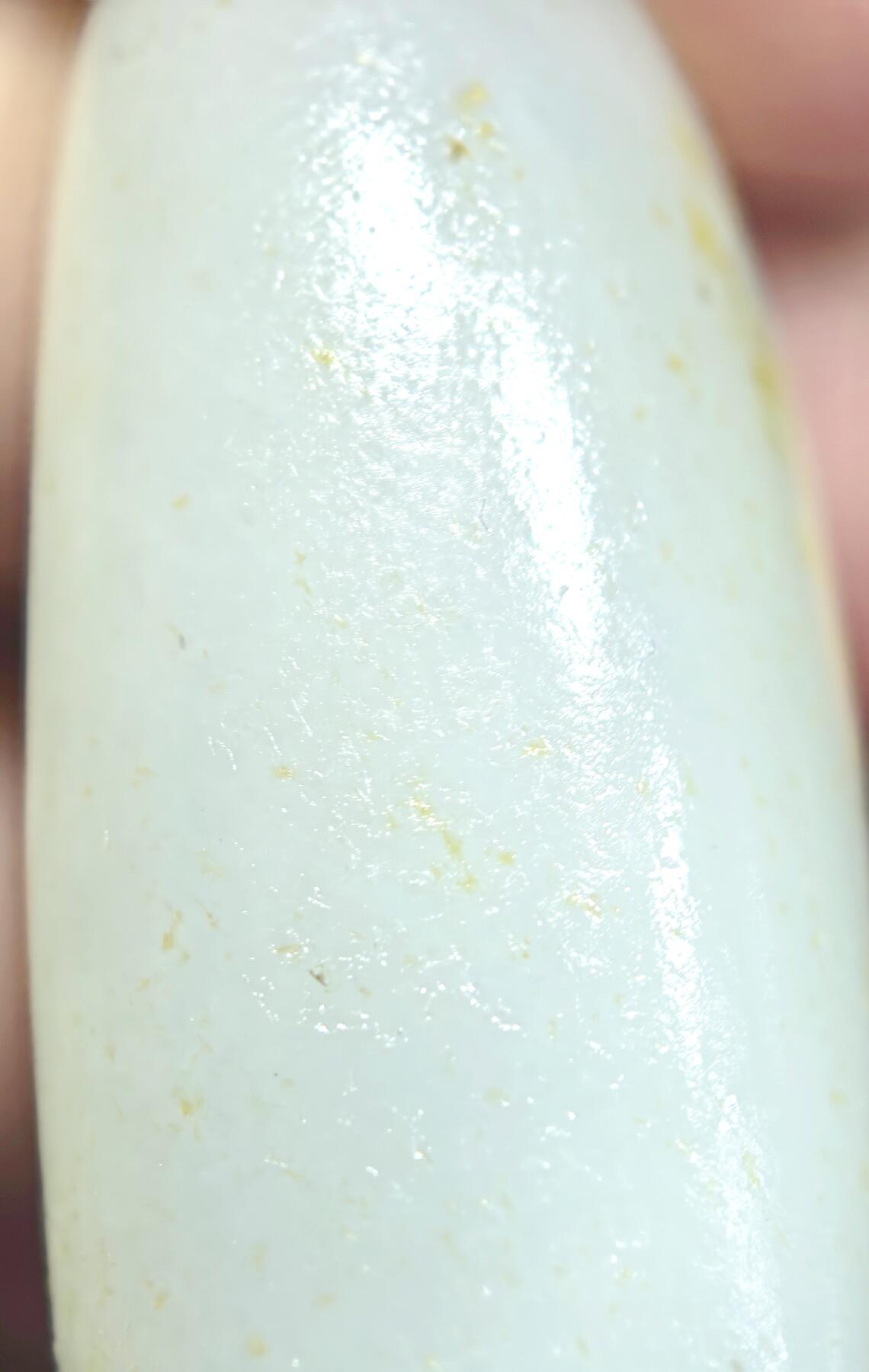 新疆和田籽料撒金皮原籽原皮无修，玉质温润细腻，表皮可见天然毛孔，未打孔可代镶嵌。实物更白！尺寸:4.5cm*1.8cm*1.5cm   克重:20.1g