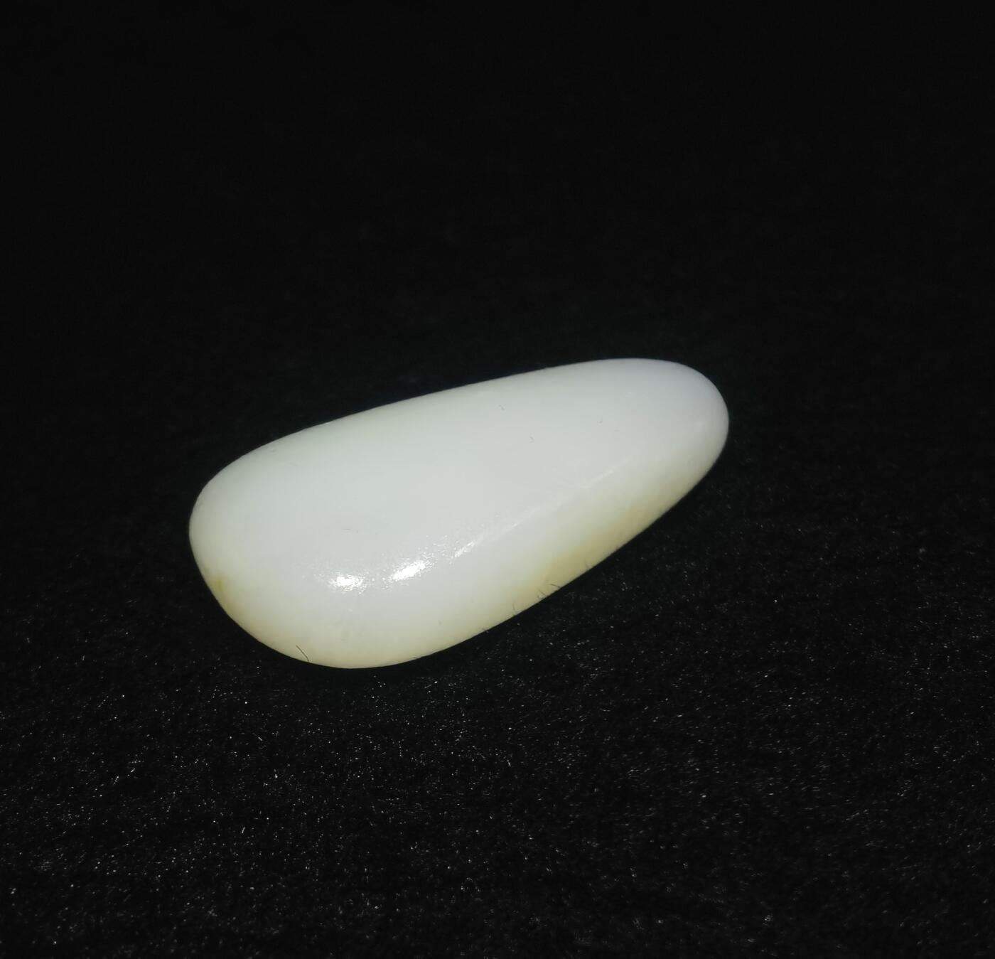收藏级新疆和田籽料脂白级原籽原皮无修，真正的无修籽料倍镜下表皮通体可见天然毛孔，克价过万，非市面普货，脂粉十足，料子温润细腻光滑，打灯无结构，好玉不琢，未打孔，可代镶嵌！ ​尺寸:4.5cm*2.4cm*1.2cm ​克重:21.5g