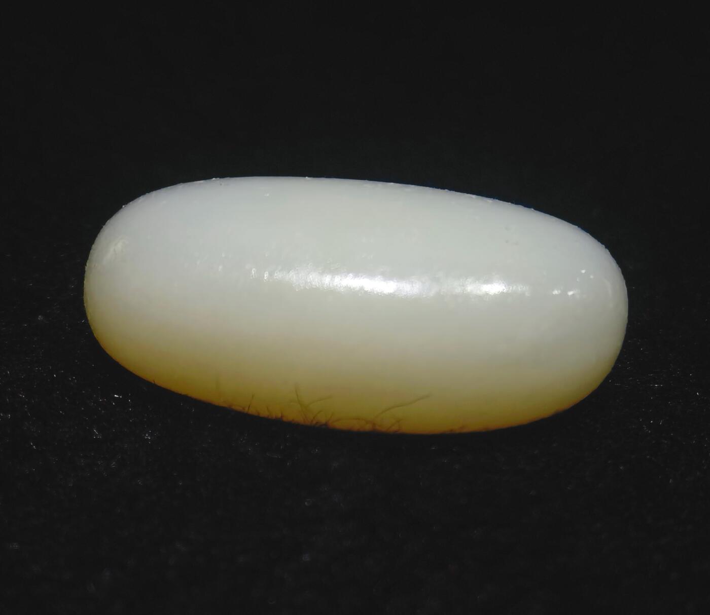 新疆和田羊脂白玉吊坠挂件，玉质油润细腻脂粉十足，无修原籽原皮，料子通体表面可见天然毛孔。克万，好玉不琢未打孔！可代镶嵌！尺寸:3.5cm*2.0cm*1.3cm.    克重:16.8g