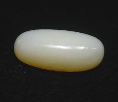 新疆和田羊脂白玉吊坠挂件，玉质油润细腻脂粉十足，无修原籽原皮，料子通体表面可见天然毛孔。克万，好玉不琢未打孔！可代镶嵌！尺寸:3.5cm*2.0cm*1.3cm.    克重:16.8g 新疆和田羊脂白玉吊坠挂件，玉质油润细腻脂粉十足，无修原籽原皮，料子通体表面可见天然毛孔。克万，好玉不琢未打孔！可代镶嵌！尺寸:3.5cm*2.0cm*1.3cm.    克重:16.8g