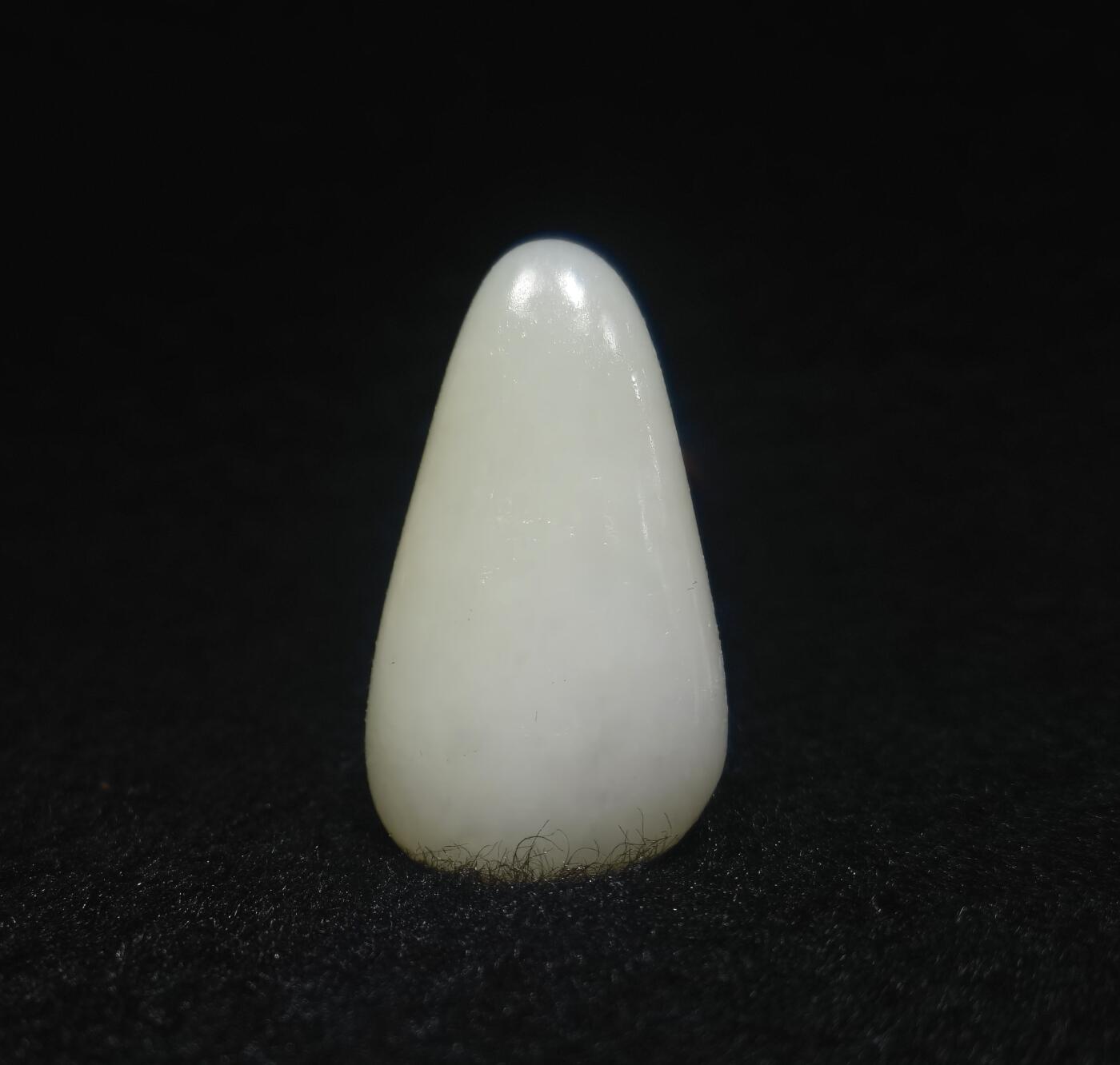 收藏级新疆和田籽料脂白级原籽原皮无修，真正的无修籽料倍镜下表皮通体可见天然毛孔，克价过万，非市面普货，脂粉十足，料子温润细腻光滑，打灯无结构，好玉不琢，未打孔，可代镶嵌！ ​尺寸:4.5cm*2.4cm*1.2cm ​克重:21.5g