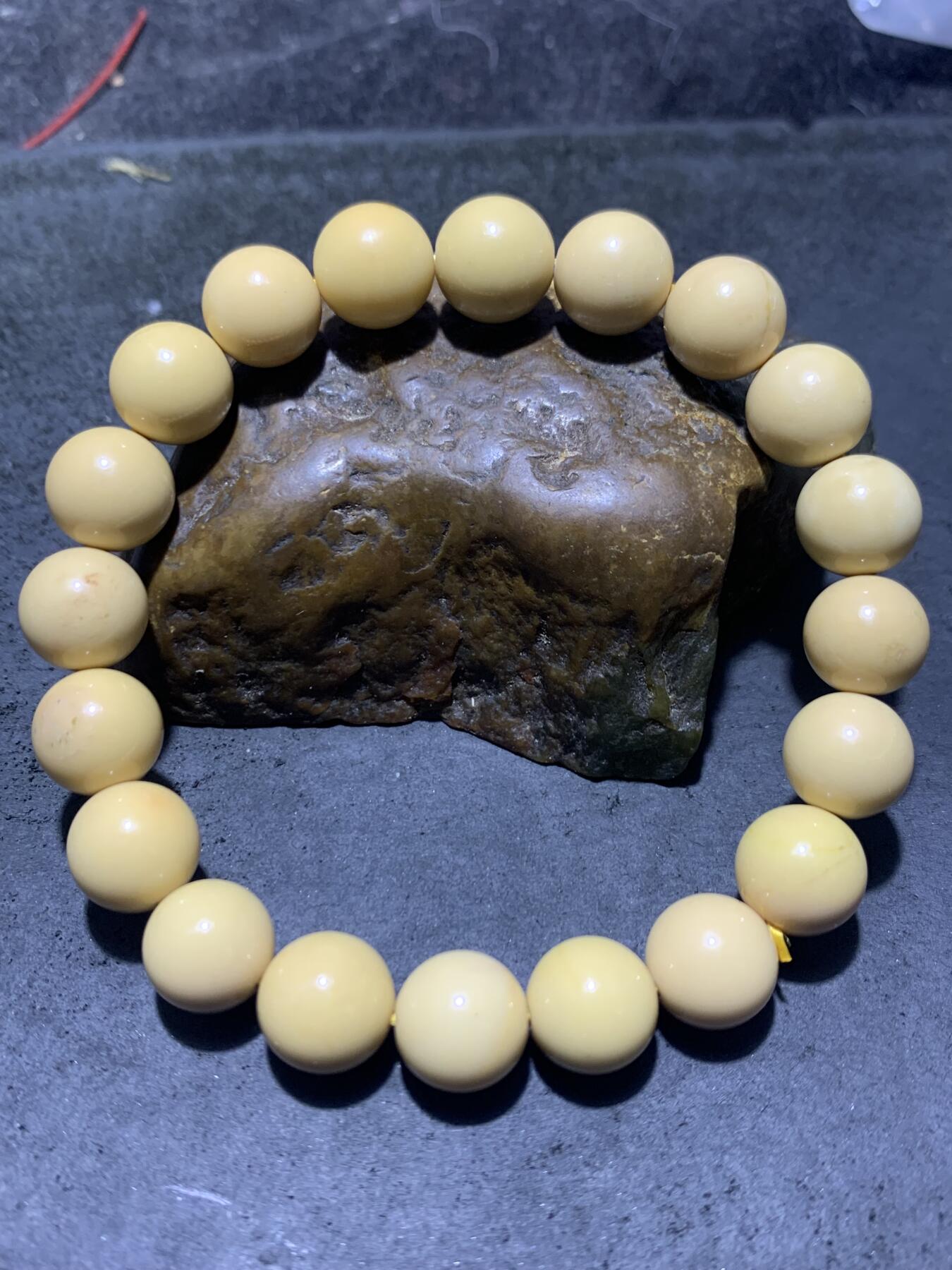 精美金膏玉单圈手串一条，