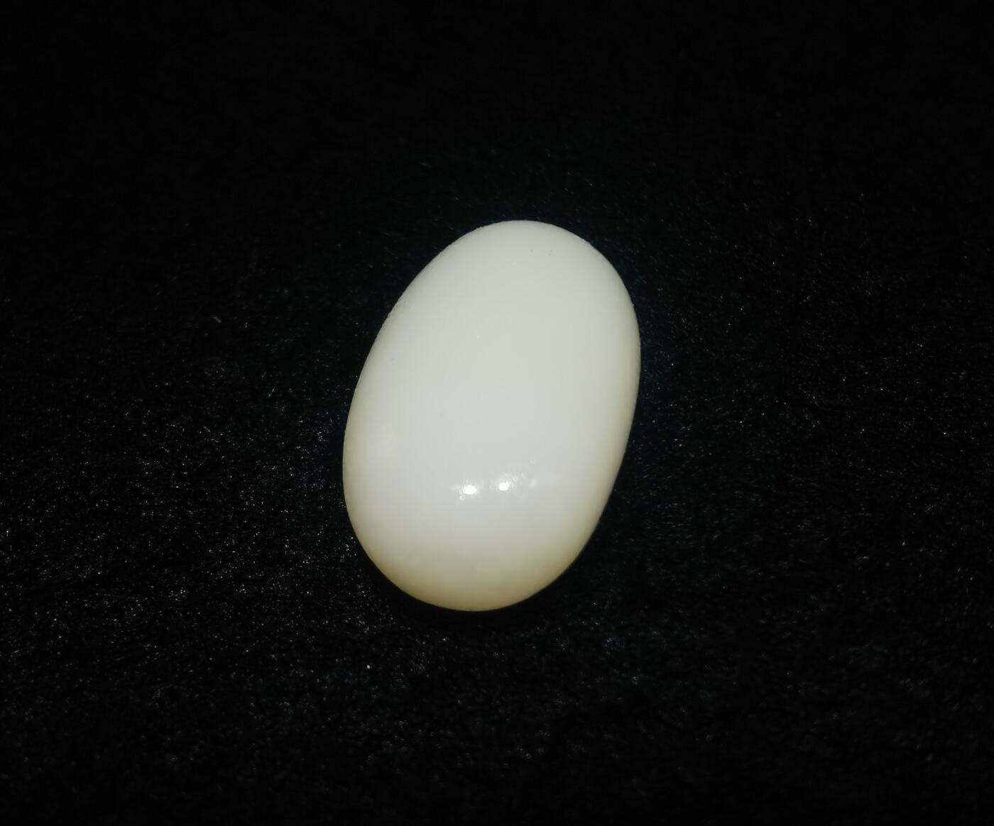 新疆和田羊脂白玉吊坠挂件，玉质油润细腻脂粉十足，无修原籽原皮，料子通体表面可见天然毛孔。克万，好玉不琢未打孔！可代镶嵌！尺寸:3.5cm*2.0cm*1.3cm.    克重:16.8g