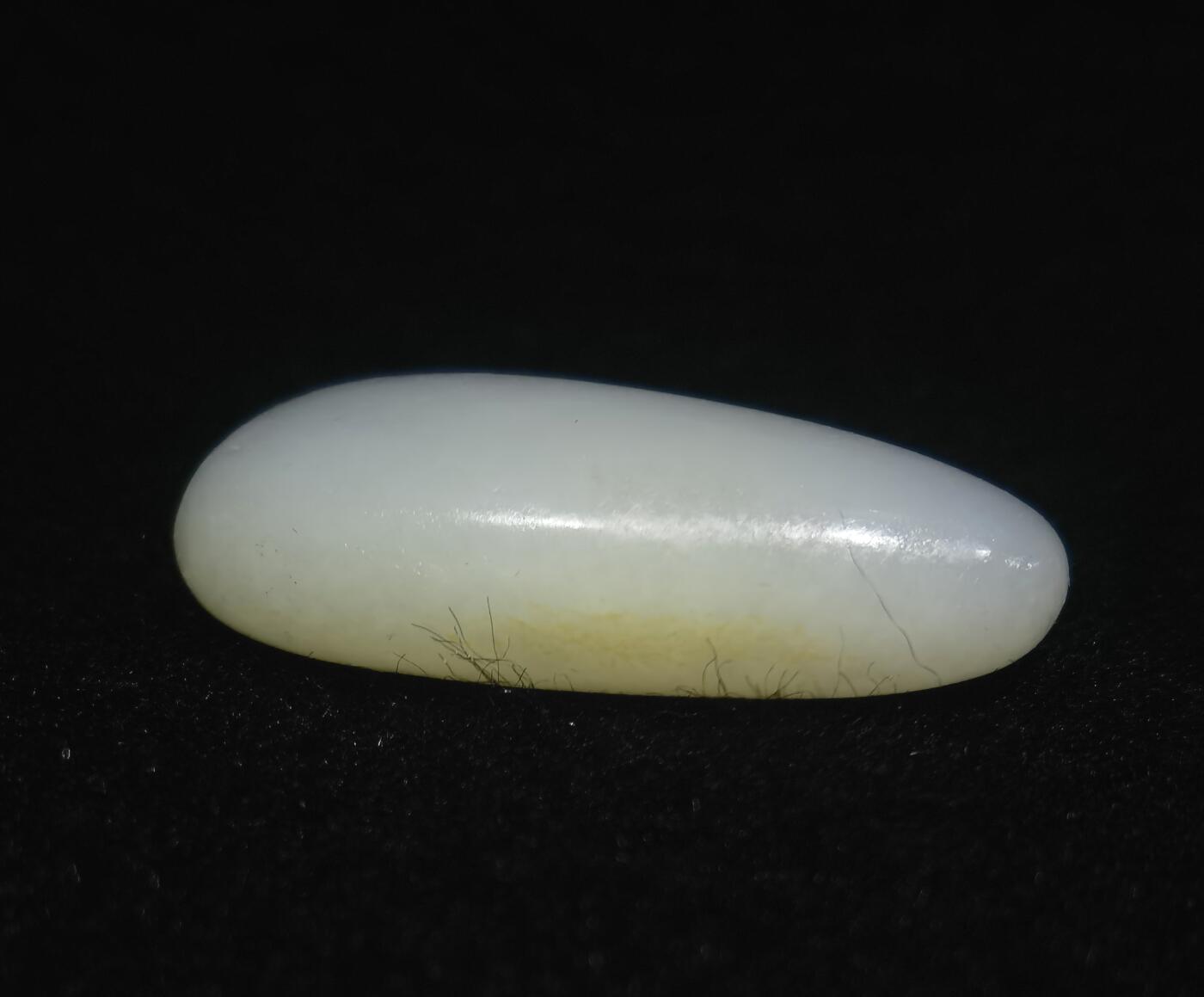 收藏级新疆和田籽料脂白级原籽原皮无修，真正的无修籽料倍镜下表皮通体可见天然毛孔，克价过万，非市面普货，脂粉十足，料子温润细腻光滑，打灯无结构，好玉不琢，未打孔，可代镶嵌！ ​尺寸:4.5cm*2.4cm*1.2cm ​克重:21.5g