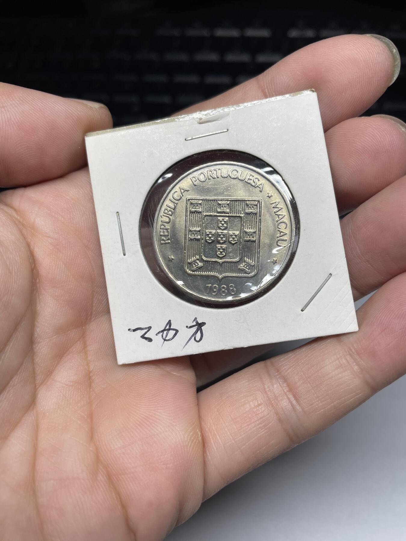 每日一拍，2024年集古藏今外币拍卖第十五期-第8场—（总第148拍），可以寄存60天，满160元包邮。 1988年澳门大龙五元