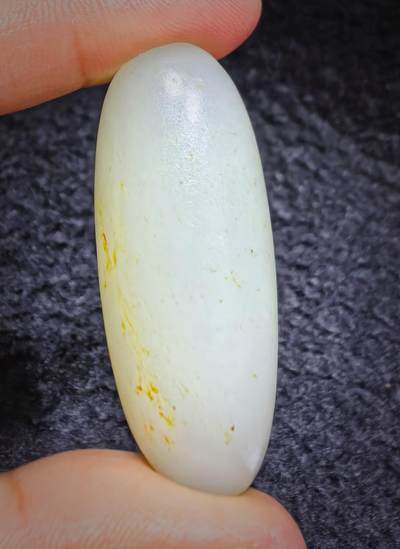 新疆和田籽料撒金皮原籽原皮无修，玉质温润细腻，表皮可见天然毛孔，未打孔可代镶嵌。实物更白！尺寸:4.5cm*1.8cm*1.5cm   克重:20.1g 新疆和田籽料撒金皮原籽原皮无修，玉质温润细腻，表皮可见天然毛孔，未打孔可代镶嵌。实物更白！尺寸:4.5cm*1.8cm*1.5cm   克重:20.1g