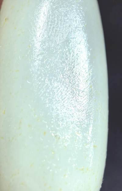 新疆和田籽料撒金皮原籽原皮无修，玉质温润细腻，表皮可见天然毛孔，未打孔可代镶嵌。实物更白！尺寸:4.5cm*1.8cm*1.5cm   克重:20.1g 新疆和田籽料撒金皮原籽原皮无修，玉质温润细腻，表皮可见天然毛孔，未打孔可代镶嵌。实物更白！尺寸:4.5cm*1.8cm*1.5cm   克重:20.1g