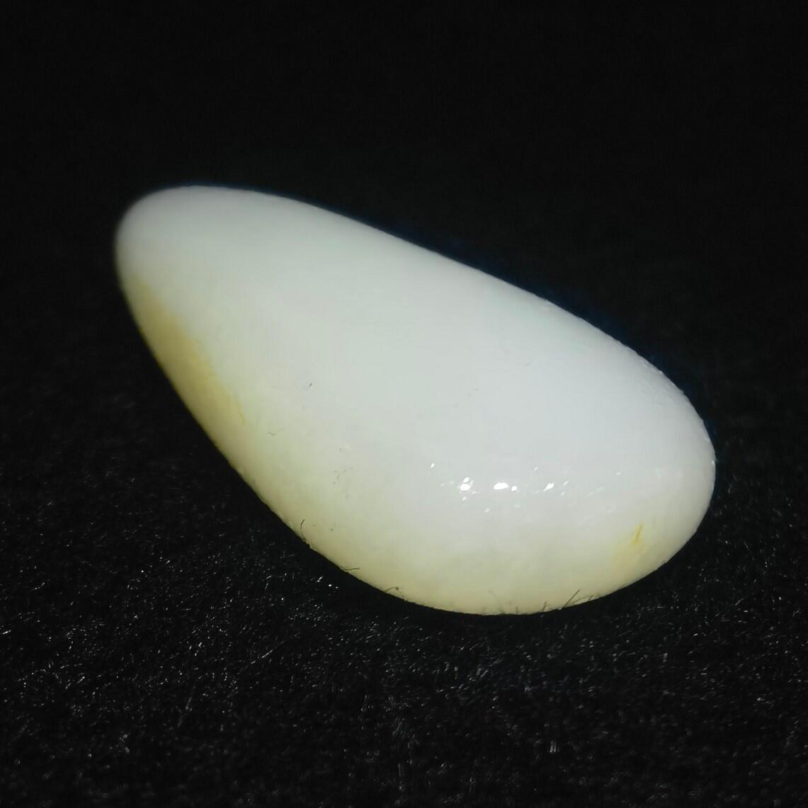 收藏级新疆和田籽料脂白级原籽原皮无修，真正的无修籽料倍镜下表皮通体可见天然毛孔，克价过万，非市面普货，脂粉十足，料子温润细腻光滑，打灯无结构，好玉不琢，未打孔，可代镶嵌！ ​尺寸:4.5cm*2.4cm*1.2cm ​克重:21.5g