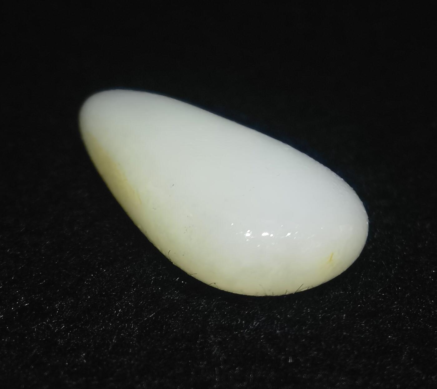 收藏级新疆和田籽料脂白级原籽原皮无修，真正的无修籽料倍镜下表皮通体可见天然毛孔，克价过万，非市面普货，脂粉十足，料子温润细腻光滑，打灯无结构，好玉不琢，未打孔，可代镶嵌！ ​尺寸:4.5cm*2.4cm*1.2cm ​克重:21.5g