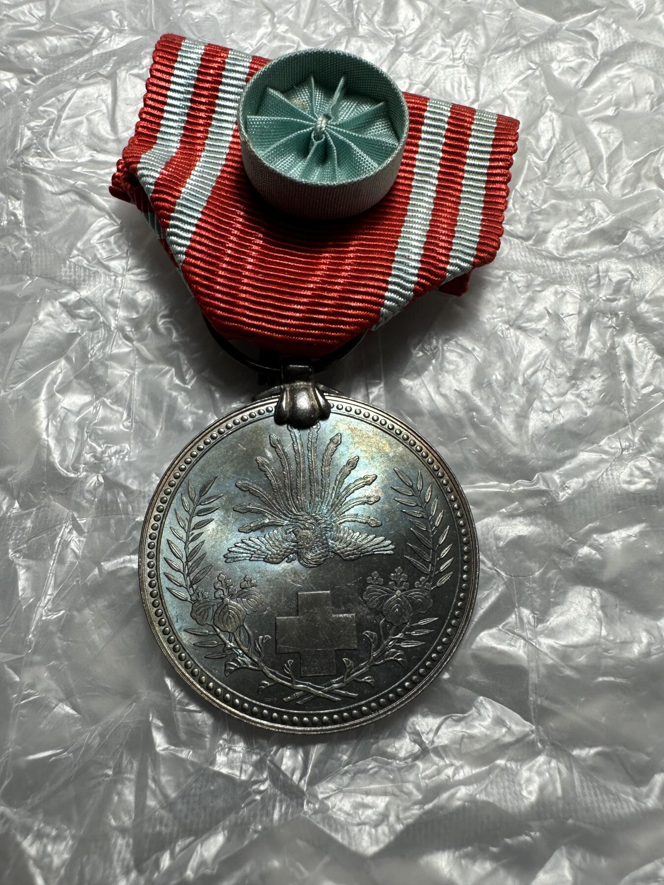 精美日本系列勋章 日本明治二十一年(1888年)赤十字社特别社员章，纯银质、男款