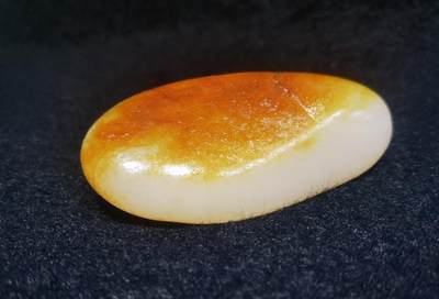 收藏级新疆和田籽料金红皮吊坠挂件，原皮、原籽、无修、无烧皮、无做色、通体可见天然毛孔撞击坑。玉质温润细腻，过灯无结构。细度高密度好，暖白不闪青，皮色鲜艳，亮气自然。 ​尺寸:7.5cm*3.9cm*1.3cm ​克重:68.5g - 收藏级新疆和田籽料金红皮吊坠挂件，原皮、原籽、无修、无烧皮、无做色、通体可见天然毛孔撞击坑。玉质温润细腻，过灯无结构。细度高密度好，暖白不闪青，皮色鲜艳，亮气自然。 ​尺寸:7.5cm*3.9cm*1.3cm ​克重:68.5g