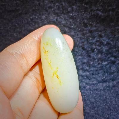 新疆和田籽料撒金皮原籽原皮无修，玉质温润细腻，表皮可见天然毛孔，未打孔可代镶嵌。实物更白！尺寸:4.5cm*1.8cm*1.5cm   克重:20.1g 新疆和田籽料撒金皮原籽原皮无修，玉质温润细腻，表皮可见天然毛孔，未打孔可代镶嵌。实物更白！尺寸:4.5cm*1.8cm*1.5cm   克重:20.1g