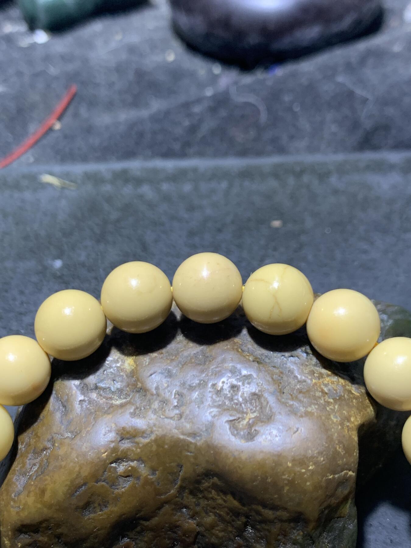精美金膏玉单圈手串一条，