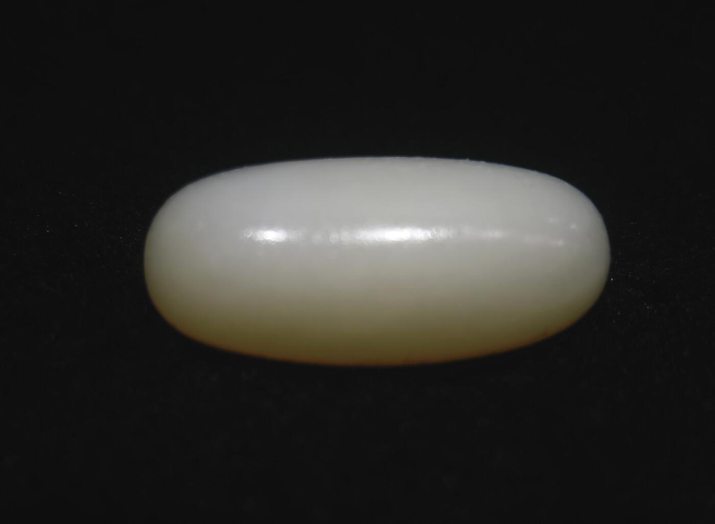 新疆和田羊脂白玉吊坠挂件，玉质油润细腻脂粉十足，无修原籽原皮，料子通体表面可见天然毛孔。克万，好玉不琢未打孔！可代镶嵌！尺寸:3.5cm*2.0cm*1.3cm.    克重:16.8g