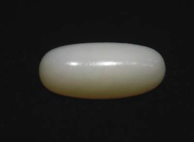 新疆和田羊脂白玉吊坠挂件，玉质油润细腻脂粉十足，无修原籽原皮，料子通体表面可见天然毛孔。克万，好玉不琢未打孔！可代镶嵌！尺寸:3.5cm*2.0cm*1.3cm.    克重:16.8g 新疆和田羊脂白玉吊坠挂件，玉质油润细腻脂粉十足，无修原籽原皮，料子通体表面可见天然毛孔。克万，好玉不琢未打孔！可代镶嵌！尺寸:3.5cm*2.0cm*1.3cm.    克重:16.8g