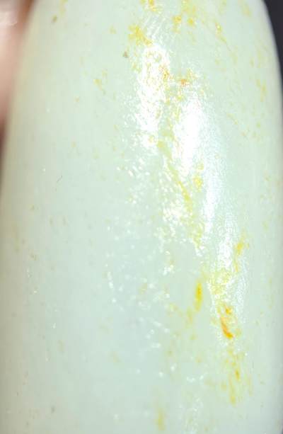 新疆和田籽料撒金皮原籽原皮无修，玉质温润细腻，表皮可见天然毛孔，未打孔可代镶嵌。实物更白！尺寸:4.5cm*1.8cm*1.5cm   克重:20.1g 新疆和田籽料撒金皮原籽原皮无修，玉质温润细腻，表皮可见天然毛孔，未打孔可代镶嵌。实物更白！尺寸:4.5cm*1.8cm*1.5cm   克重:20.1g