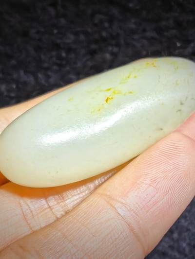 新疆和田籽料撒金皮原籽原皮无修，玉质温润细腻，表皮可见天然毛孔，未打孔可代镶嵌。实物更白！尺寸:4.5cm*1.8cm*1.5cm   克重:20.1g 新疆和田籽料撒金皮原籽原皮无修，玉质温润细腻，表皮可见天然毛孔，未打孔可代镶嵌。实物更白！尺寸:4.5cm*1.8cm*1.5cm   克重:20.1g